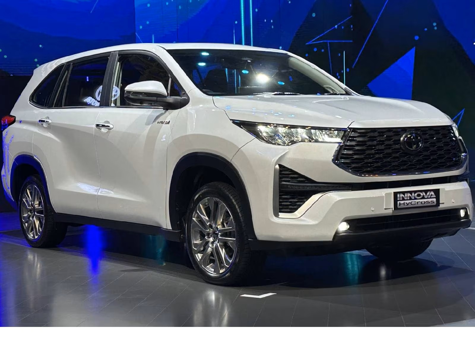 Toyota Innova Hy-Cross Image